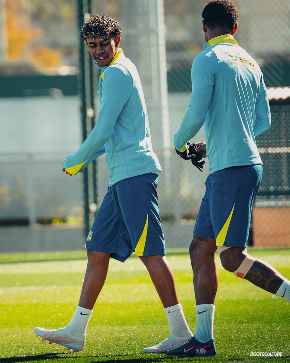 bootsculture's tweet photo. 👀The new adidas F50 prototype has touched down in Barcelona, straight on the training ground with Lamine Yamal, providing the global first look at the new laceless F50 silhouette.

Photos: Gerard Gay
#bootsculture #footballboots #adidasF50 https://t.co/mt2JzDGTEc