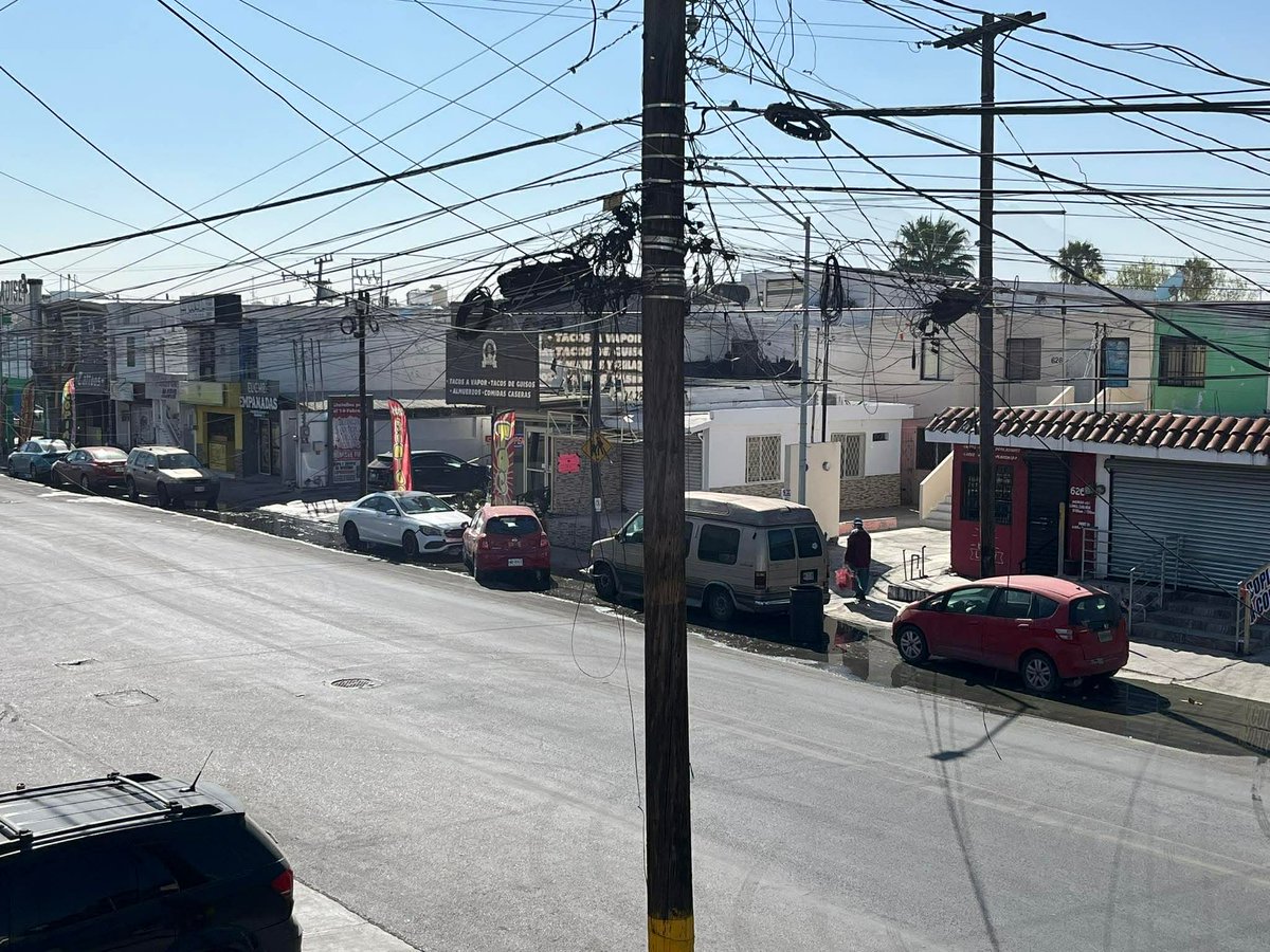 <a href="/GobSanNicolas/">Gobierno de San Nicolás</a> Negocios de comidas “Mamá Marthita” y “Rey Burguer” ubicados en Av Cordillera de los andes entre calle Gilberto Delgado y Alfonso de la Garza, Res. Las Puentes están arrojando desechos de comida y grasa a la calle y alcantarillado. Vecinos hartos <a href="/Cicmty/">CIC</a>