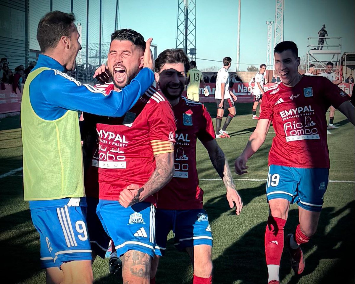 Partido muy completo del EQUIPO y victoria importantísima 💪💪 Muchas gracias afición <a href="/FondoBochi/">Fondo Bochi</a> esto es nuestra casa!! Vamos <a href="/SDTarazona/">S.D. Tarazona</a> 🔴🔵