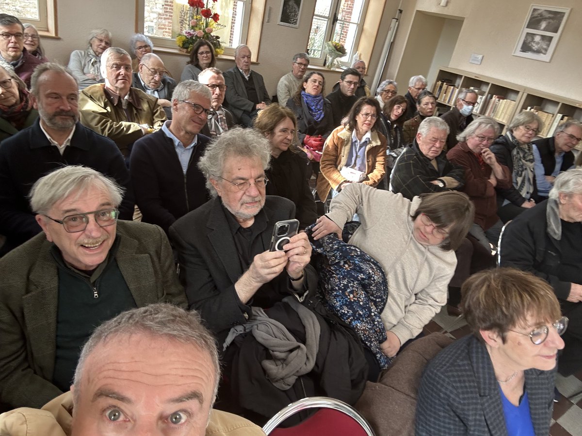 Ce matin ⁦<a href="/PortedeSeine/">Mairie de Porte-de-Seine</a>⁩ une chose étonnante s’est produite. Le maire ⁦<a href="/brun_jph/">BRUN Jean-Philippe</a>⁩ recevait le legs des livres de Colette et Robert Misrahi, lui philosophe, elle psychanalyste. Avec leur bibliothèque, mon époque post mai 68 Platon Freud Marx Sartre m’a sauté au visage.