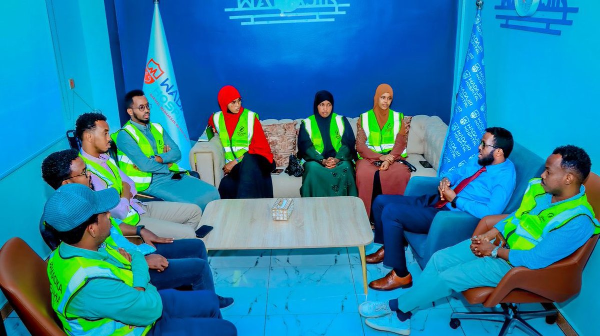 Dhallinyarada Gurmadka Abaaraha oo uu hoggaaminayo Guddoomiyaha Daryeel Bulsho Mudane Mohamed Ali Siad ayaa booqasho ku tagay Isbitaalka Wadajir ee Muqdisho.
 
Agaasimaha Isbitaalka Md. Yabooh ayaa $1,000 (kun doolar) ugu deeqay gurmadka.