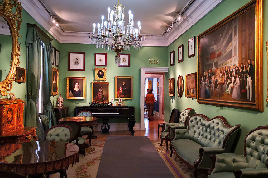 [#planfinde] No es ni el más visitado ni el más espectacular, pero el Museo del Romanticismo de Madrid es el único que te sumerge de lleno en el s. XIX. Un plan ideal para este #findesemana 😊. Descubre horarios, precios y cuando puedes verlo gratis 👇 
mapaymochila.es/pdnlF