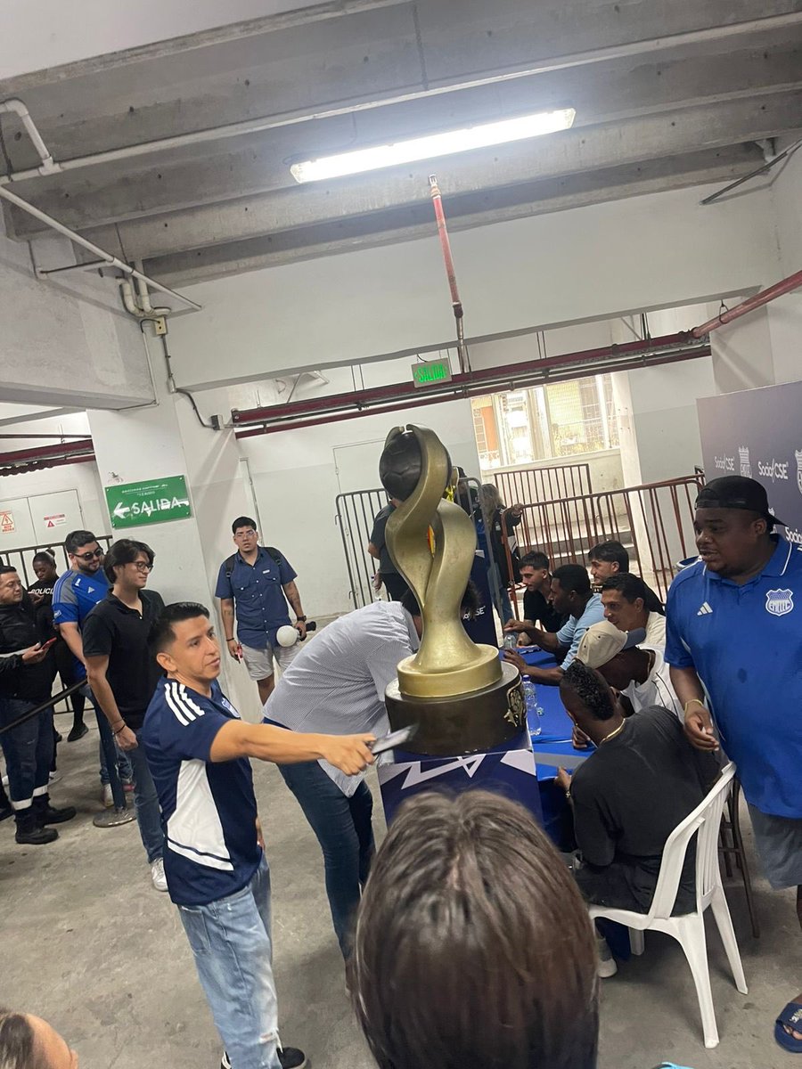 A levantarse ⁦<a href="/CSEmelec/">Club Sport Emelec</a>⁩ !