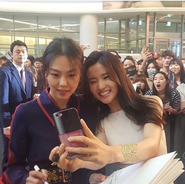KimMinheeArchiv's tweet photo. Kim Min-hee and Kim Tae-ri selfie time during the red carpet event in Seoul for ‘The Handmaiden’ (아가씨) ♡

#김민희 #KimMinhee #김태리 #KimTaeri https://t.co/K5WgIvwPqU
