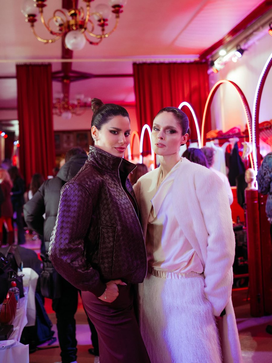 opinandodiario's tweet photo. ✨Exclusiva desde las bambalinas. 🎤 Olesya Okuneva entrevista a la gran Ariadna Gutiérrez tras su encuentro con la legendaria "Queen of Pose", Coco Rocha.
El nivel de estilo en este backstage es de otro planeta. 👠✨ #Moda #Backstage #AriadnaGutierrez #CocoRocha #HighFashion https://t.co/H0sJ9TR1Gj