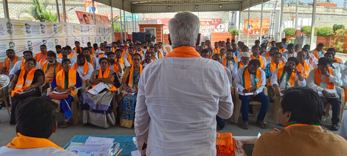 RameshSree17's tweet photo. అనకాపల్లి లో ఈరోజు పండిత్ దీన్ దయాళ్ ప్రశిక్షణ అభియాన్ జిల్లా అధ్యక్షులు శ్రీ ద్వారపురెడ్డి పరమేశ్వరావు గారు ఆధ్వర్యం లో  పాయకరావుపేట నియోజకవర్గం తరుపున పాల్గొనడం జరిగింది https://t.co/ch5TSR5YLg