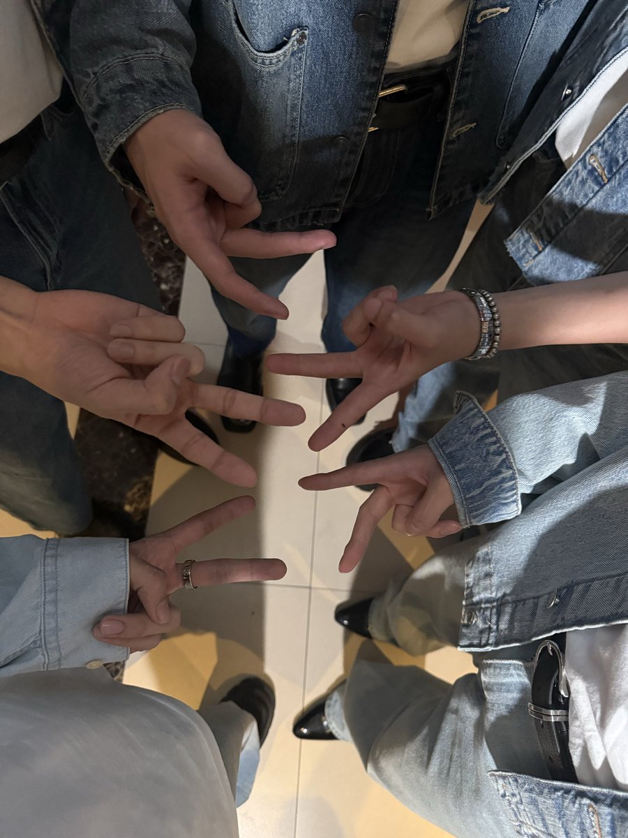 สวัสดีครับทุกคน วันนี้ทีมด้วงกับเธอพร้อมแย้วครับ ทุกคนพร้อมอ้ะยางคับบอกหน่อยคับบบ
#ด้วงกับเธอEP4
DUANG WITH YOU EP4