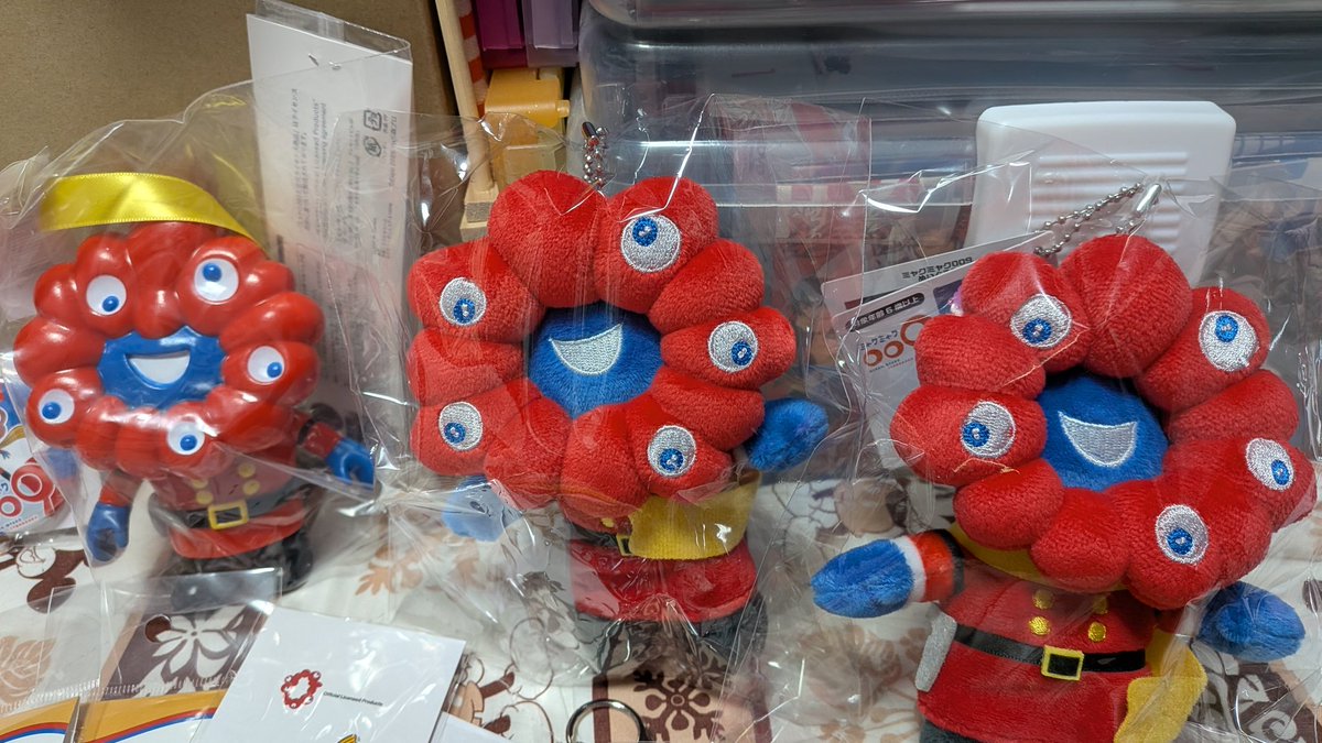 ミャクミャクグッズはおひとり様2個と制限されてたので(ソフビは1個