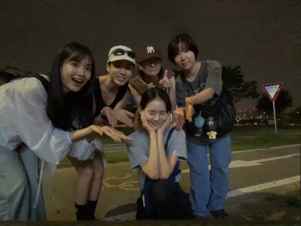 urpinkie's tweet photo. oh they were still hanging out together last year? i just love it when the cast stays close even after the project ends 😍 https://t.co/crc4ndfqVK