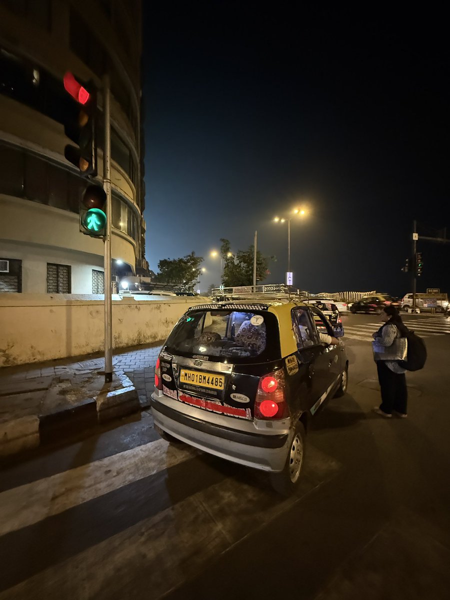 atwin90frames's tweet photo. @MTPHereToHelp @MumbaiPolice taxi standing on pedestrian crossing at signal on G road marine drive refusing all passengers and blocking traffic https://t.co/TfeBHyubue