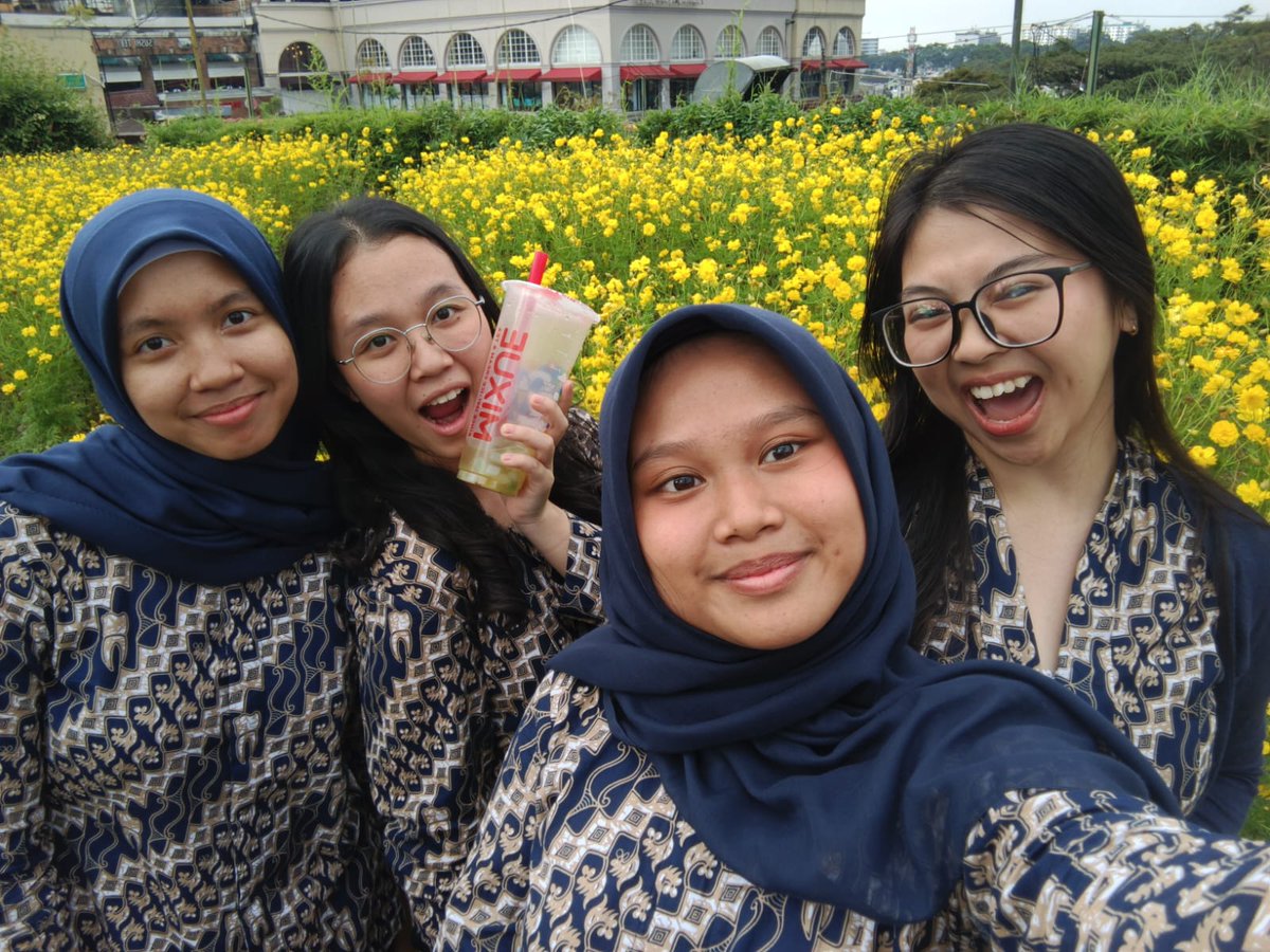 pagesofes's tweet photo. late post, date with girlfriends! love them all cost <3!! https://t.co/4teWVXaDZQ