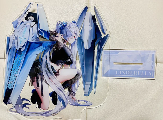 昨年9月に購入したローソンコラボアクスタのシンデレラが届きました!実物を見た第一印象は大きい!印刷美しい!コラボ衣装バージョンの射撃ポーズと言う発想が素晴らしいです。大迫力のガラスの靴。美しいシンデレラ…最高です。3枚目は大きさ比較。ファブリーズより大きいんですよ。 #NIKKE