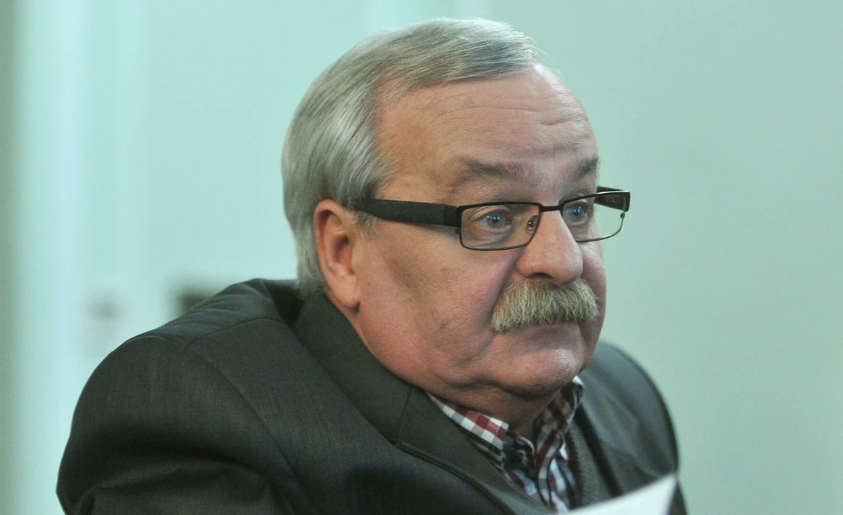 Czy to ten kandydat na kandydata na premiera - w sumie spelnia wszystkie warunki - mlody jurny loczytany 😝