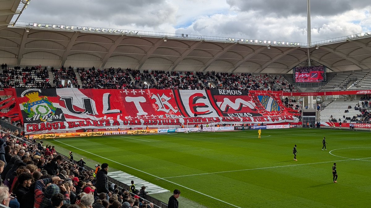 Football Champagne tweet media