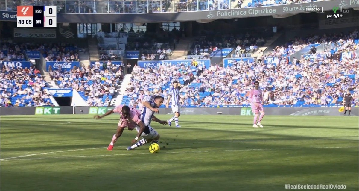 ❌ 🟥 a Bailly por derribar a Oyarzabal siendo último hombre.

⚠️ Planta el codo en la cara y le golpea el talón. Munuera, como de costumbre, no señala nada y el VAR no interviene.

• A la #RealSociedad la están masacrando los árbitros el último mes, qué pasada.