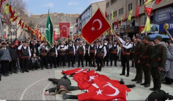 21 Şubat 1918 
Bayburt'un düşman işgalinden kurtuluşunun yıldönümü kutlu olsun💛 🖤

#DedeKorkutşehri
#Bayburt 🇹🇷