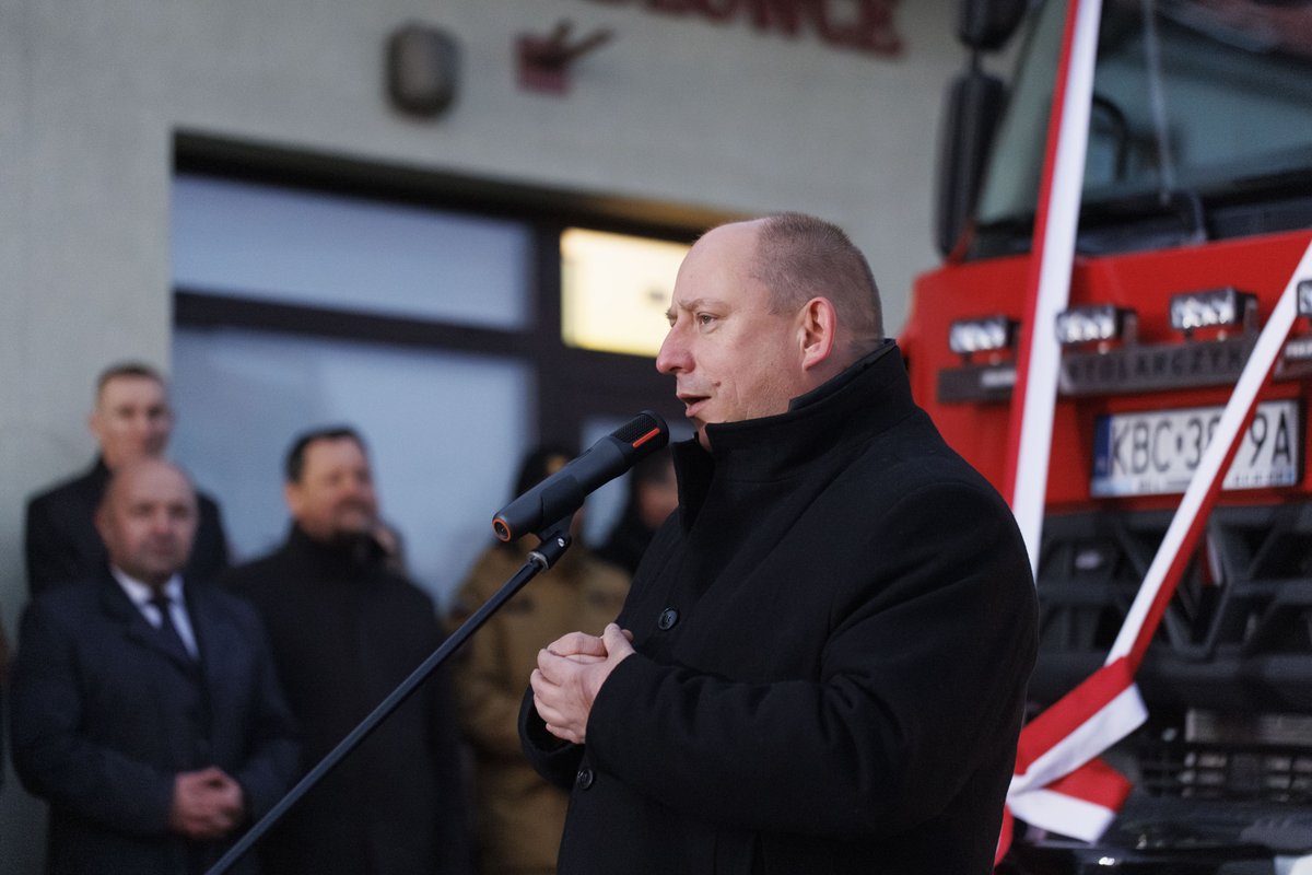 Malopolski_UW's tweet photo. 👨‍🚒 Ochotnicy z OSP Jodłówka (gm. Rzezawa) symbolicznie powitali dziś nowy średni samochód ratowniczo-gaśniczy. 
#OLiOC #OchronaLudności i #ObronaCywilna #SpołecznaOdporność

Więcej: https://t.co/kgXwmfJ9sa https://t.co/M4HVtrINWL