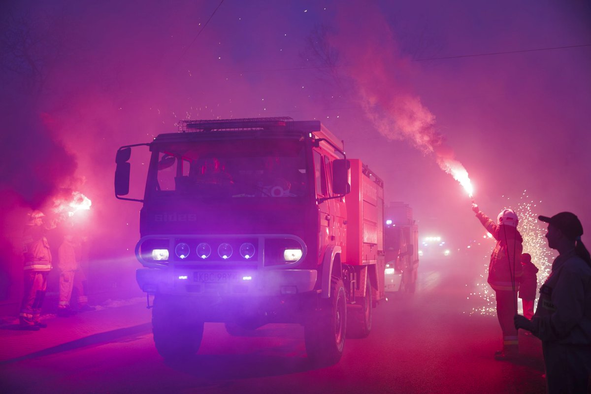 Malopolski_UW's tweet photo. 👨‍🚒 Ochotnicy z OSP Jodłówka (gm. Rzezawa) symbolicznie powitali dziś nowy średni samochód ratowniczo-gaśniczy. 
#OLiOC #OchronaLudności i #ObronaCywilna #SpołecznaOdporność

Więcej: https://t.co/kgXwmfJ9sa https://t.co/M4HVtrINWL