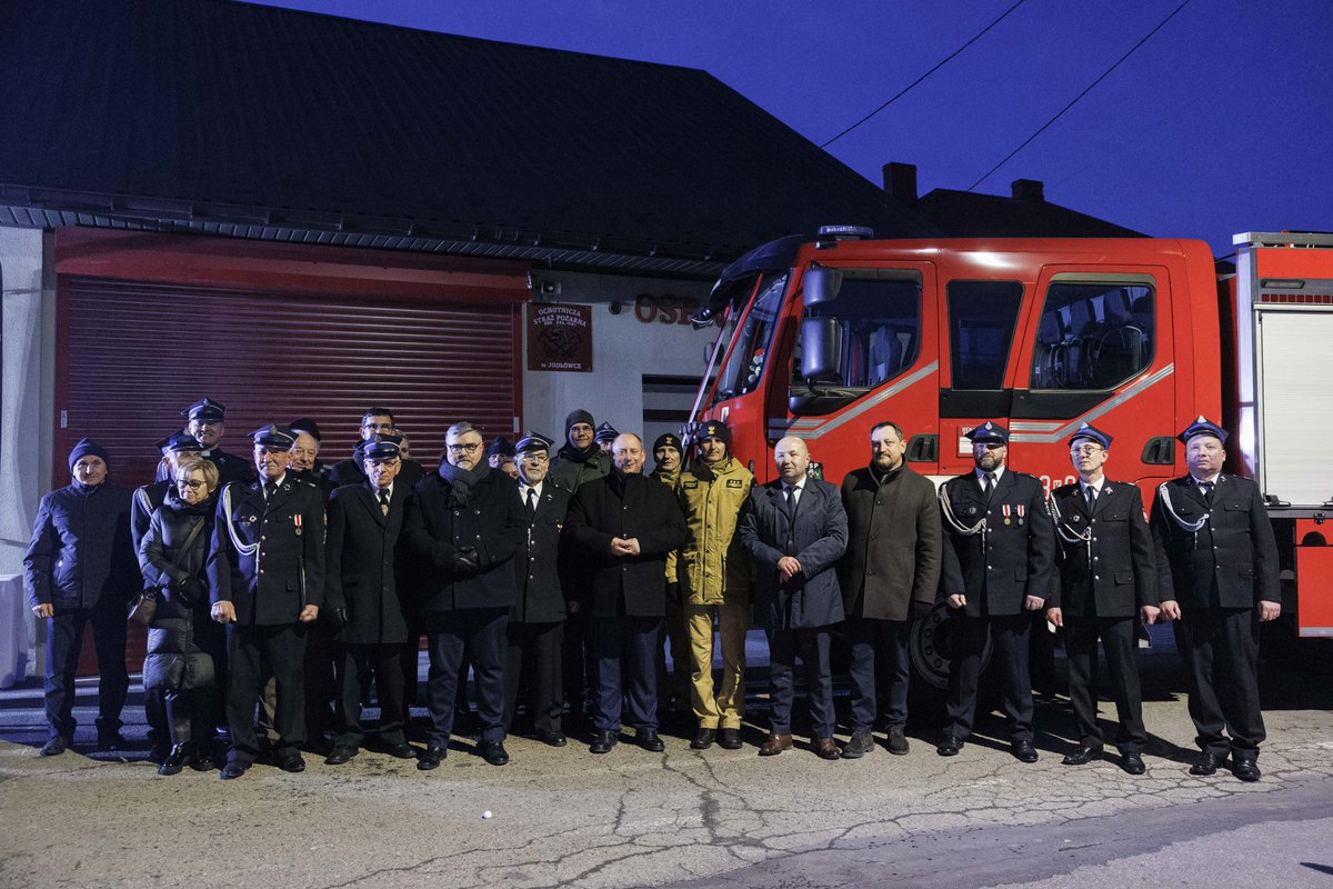 Malopolski_UW's tweet photo. 👨‍🚒 Ochotnicy z OSP Jodłówka (gm. Rzezawa) symbolicznie powitali dziś nowy średni samochód ratowniczo-gaśniczy. 
#OLiOC #OchronaLudności i #ObronaCywilna #SpołecznaOdporność

Więcej: https://t.co/kgXwmfJ9sa https://t.co/M4HVtrINWL