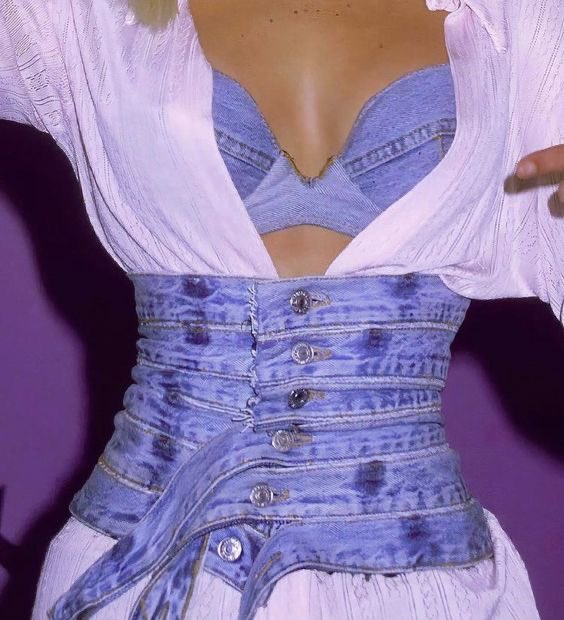 Britney Spears at the teen choice awards (2001)