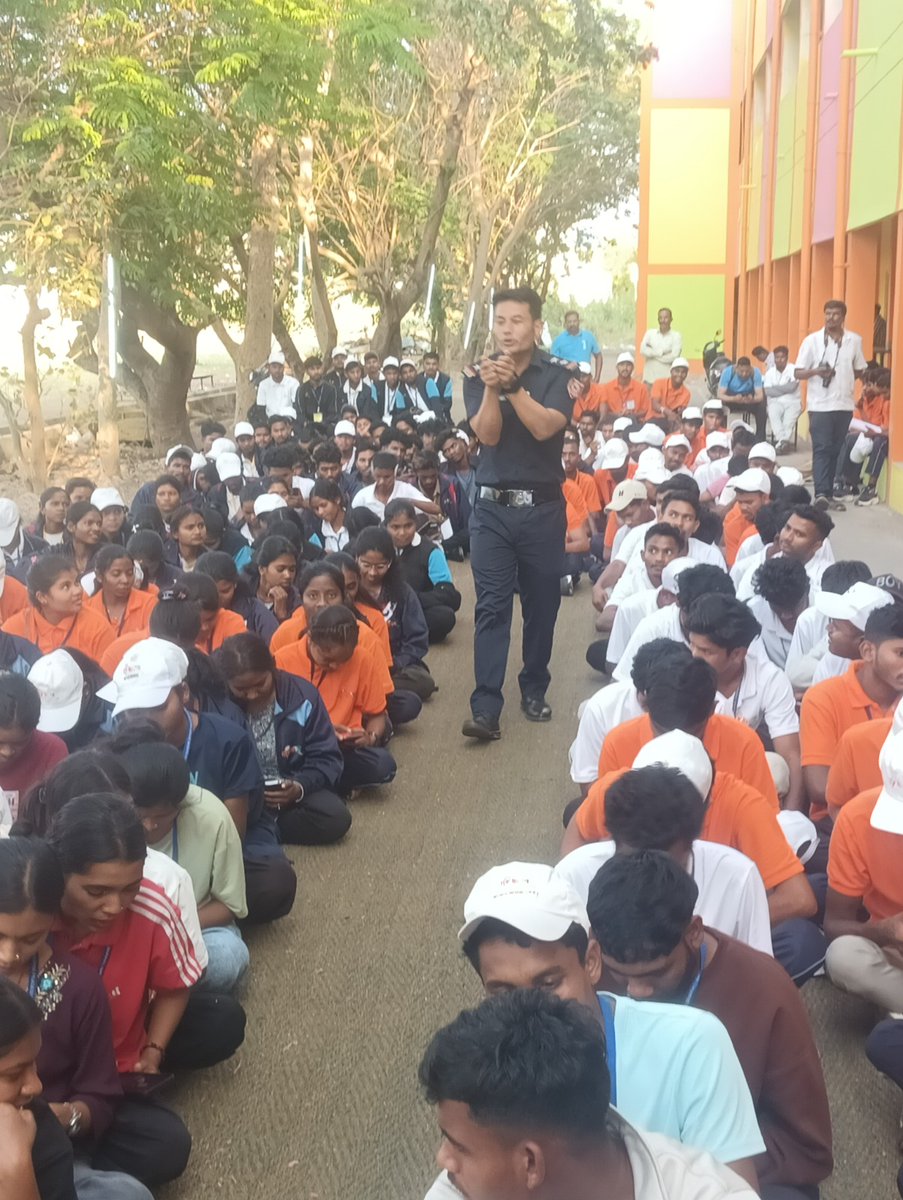 04NDRF's tweet image. 04 BN NDRF (A) conducted a CAP at Shri Sankara Arts &amp;amp; Science College, Kanchipuram, Tamil Nadu, benefiting 210 students. Sessions covered Disaster Management, First Aid, CPR, Fire Safety &amp;amp; Flood/Cyclone preparedness.

#NDRF #04BnNDRF #CAP #DisasterPreparedness #Kanchipuram