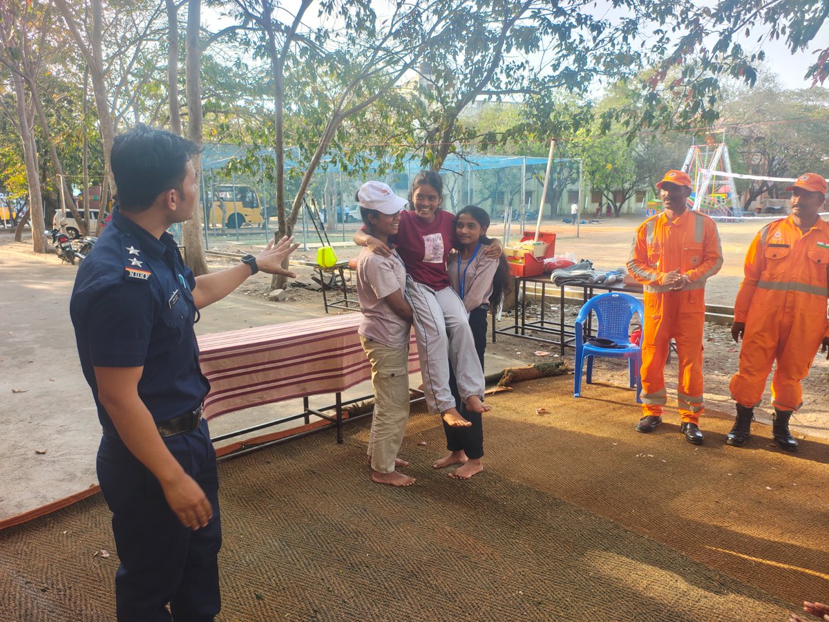 04NDRF's tweet image. 04 BN NDRF (A) conducted a CAP at Shri Sankara Arts &amp;amp; Science College, Kanchipuram, Tamil Nadu, benefiting 210 students. Sessions covered Disaster Management, First Aid, CPR, Fire Safety &amp;amp; Flood/Cyclone preparedness.

#NDRF #04BnNDRF #CAP #DisasterPreparedness #Kanchipuram