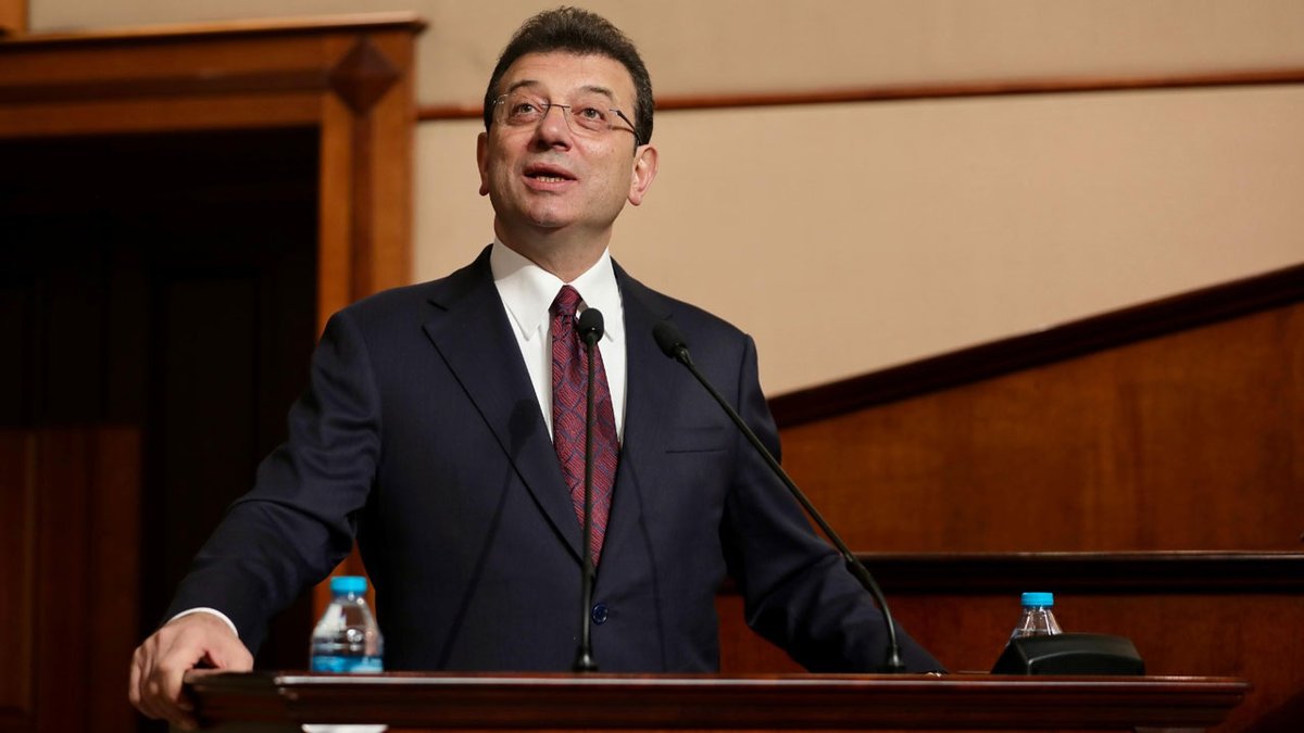 Ekrem İmamoğlu: Bu yargılama müsameresini yazıp yöneten şahsa sesleniyorum; Vaktiyle sen de yargılandın. Bir gün bile tutuklanmadan, bütün haklarına riayet edilerek yargılandın. Ne ailenle tehdit edildin ne milletvekilleriyle, avukatlarınla görüşmen engellendi.  O gün senin için