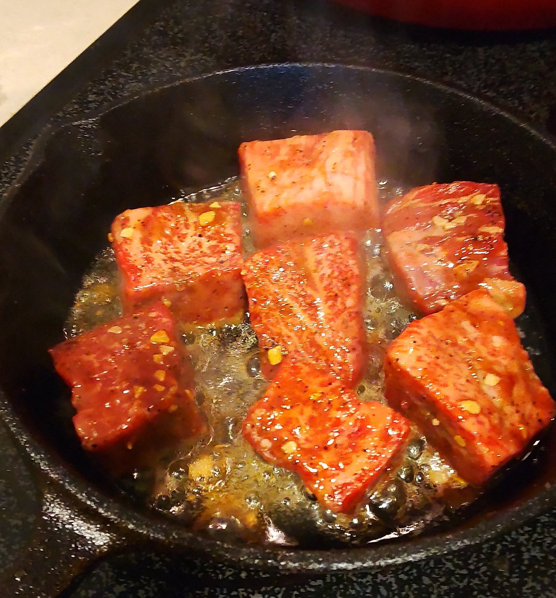 鉄スキレットの、真の力が目覚める...( ˇωˇ )
#ハーフプライスブロックビーフ 