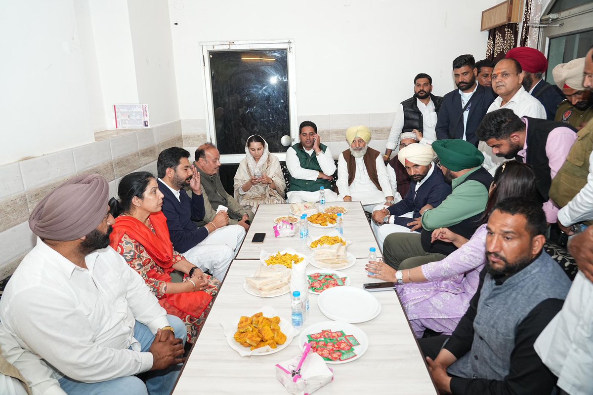 BadlaKaur's tweet photo. देश के लोकप्रिय नेता और युवाओं की आवाज श्री राहुल गांधी जी 'मनरेगा बचाओ संग्राम' में अपना बहुमूल्य योगदान देने के लिए 28 फरवरी को बरनाला पहुंच रहे हैं।इस संबंध में पंजाब कांग्रेस अध्यक्ष श्री अमरिंदर सिंह राजा वडिंग जी के कुशल मार्गदर्शन में आयोजित बैठकों में भाग लिया । https://t.co/xSNlpr5aaW
