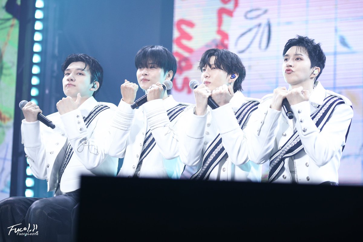 FuocoLeone2016's tweet photo. 260221 VIXX 팬콘 'Case No. VIXX'

오랜만의 uuuuU~~~~💙💛

@JUNGTW_LEO
#빅스 #VIXX #레오 #LEO
#정택운 #JUNGTAEKWOON
#VIXX_FAN_CONCERT
#CaseNo_VIXX
#차학연 @CHA_NNNNN
#이재환 @jaehwany0406
#한상혁 @HSangHyuk https://t.co/YPyhgpavP6