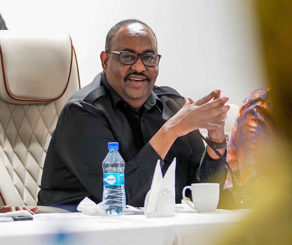 galkacyoonline's tweet photo. Madaxweynaha #Puntland Said Abdullahi #Deni , ayaa odayaasha dhaqanka ee Beelaha #Hawiye , #ganacsatada , waxgaradka iyo #Siyaasiyiinta , kulan afur ah , ku marti qaaday Xerada Xalane , ee Magaalada Muqdisho, isaga oo kala hadli doona xaaladda guud ee #dalka . https://t.co/0Y3kzcHHsl