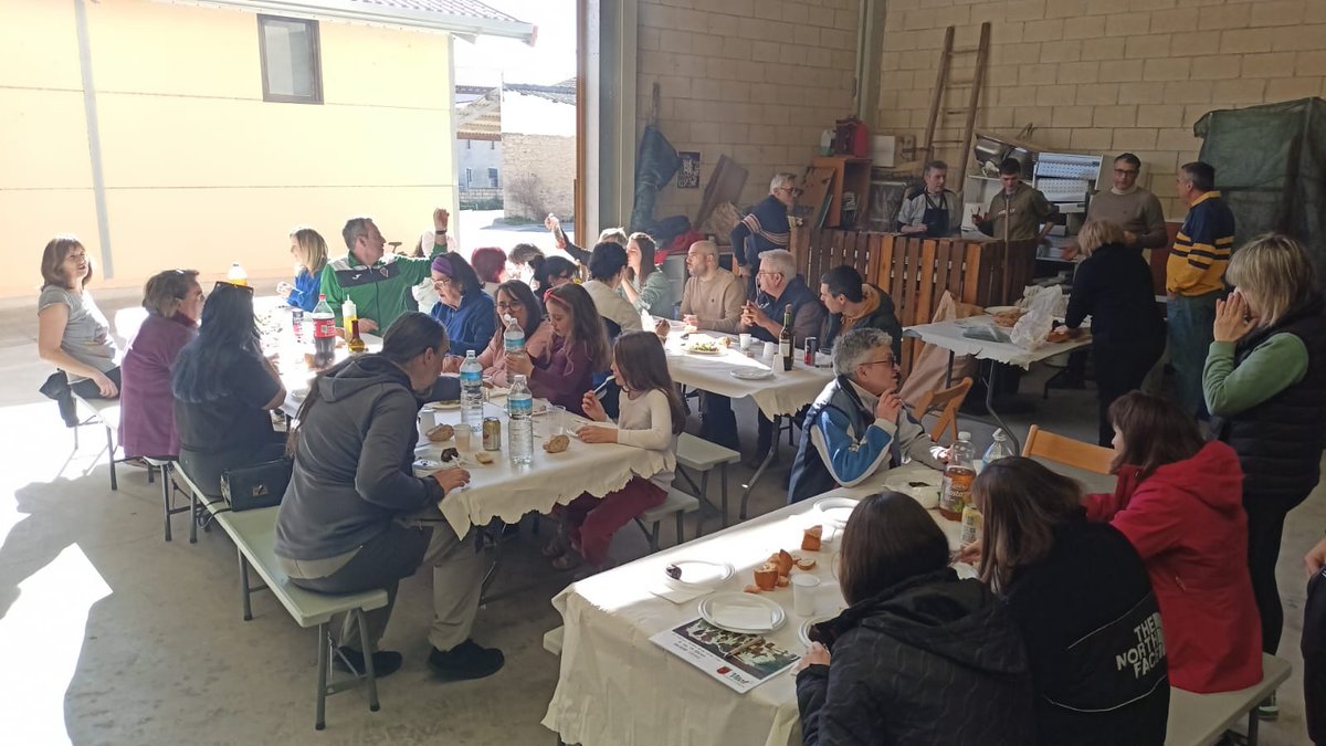 AcoaAke's tweet image. Herri bazkaria Salcedoko #kontzeju|an 🍽 Indarrak hartzen arratsaldeko Ibauterietako

📸 Comida popular en el #concejo de #Salcedo 🎭 Cogiendo fuerzas para su Carnaval de esta tarde-noche

🔥 Arabako Herri Inauteriak

#Lantaron @AnanakoKuadrila #Araba #Alava