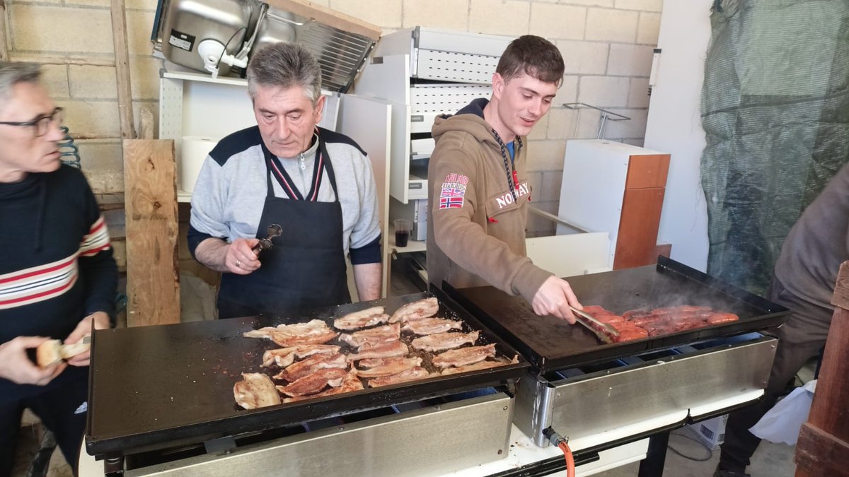 AcoaAke's tweet image. Herri bazkaria Salcedoko #kontzeju|an 🍽 Indarrak hartzen arratsaldeko Ibauterietako

📸 Comida popular en el #concejo de #Salcedo 🎭 Cogiendo fuerzas para su Carnaval de esta tarde-noche

🔥 Arabako Herri Inauteriak

#Lantaron @AnanakoKuadrila #Araba #Alava