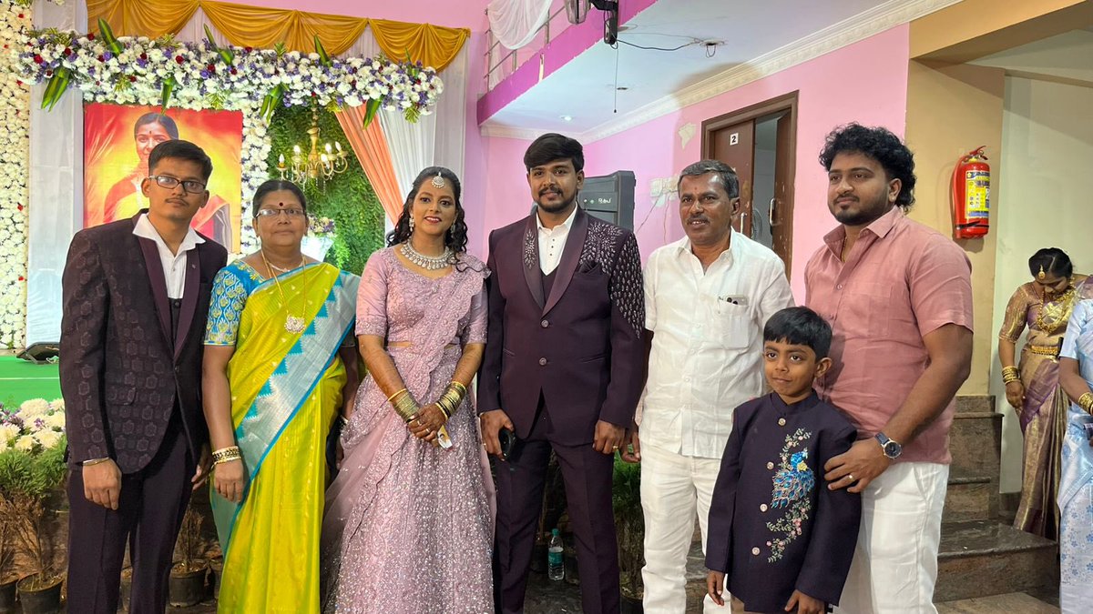 ஓசூர் மாநகராட்சிக்குட்பட்ட தோழரின் இல்ல திருமண நிகழ்ச்சி ஜிமங்கலம் பி.கே.ஆர் திருமண மண்டபத்தில் நடைபெற்றது. இந்நிகழ்வில் கலந்து கொண்டு மணமக்களை வாழ்த்தினேன். மணமக்கள் இருவருக்கும் ஓசூர் மாநகர மேற்கு பகுதி திராவிட முன்னேற்றக் கழகத்தின் சார்பாக  மனமார்ந்த நல்வாழ்த்துகள்.
<a href="/mkstalin/">M.K.Stalin - தமிழ்நாட்டை தலைகுனிய விடமாட்டேன்</a>