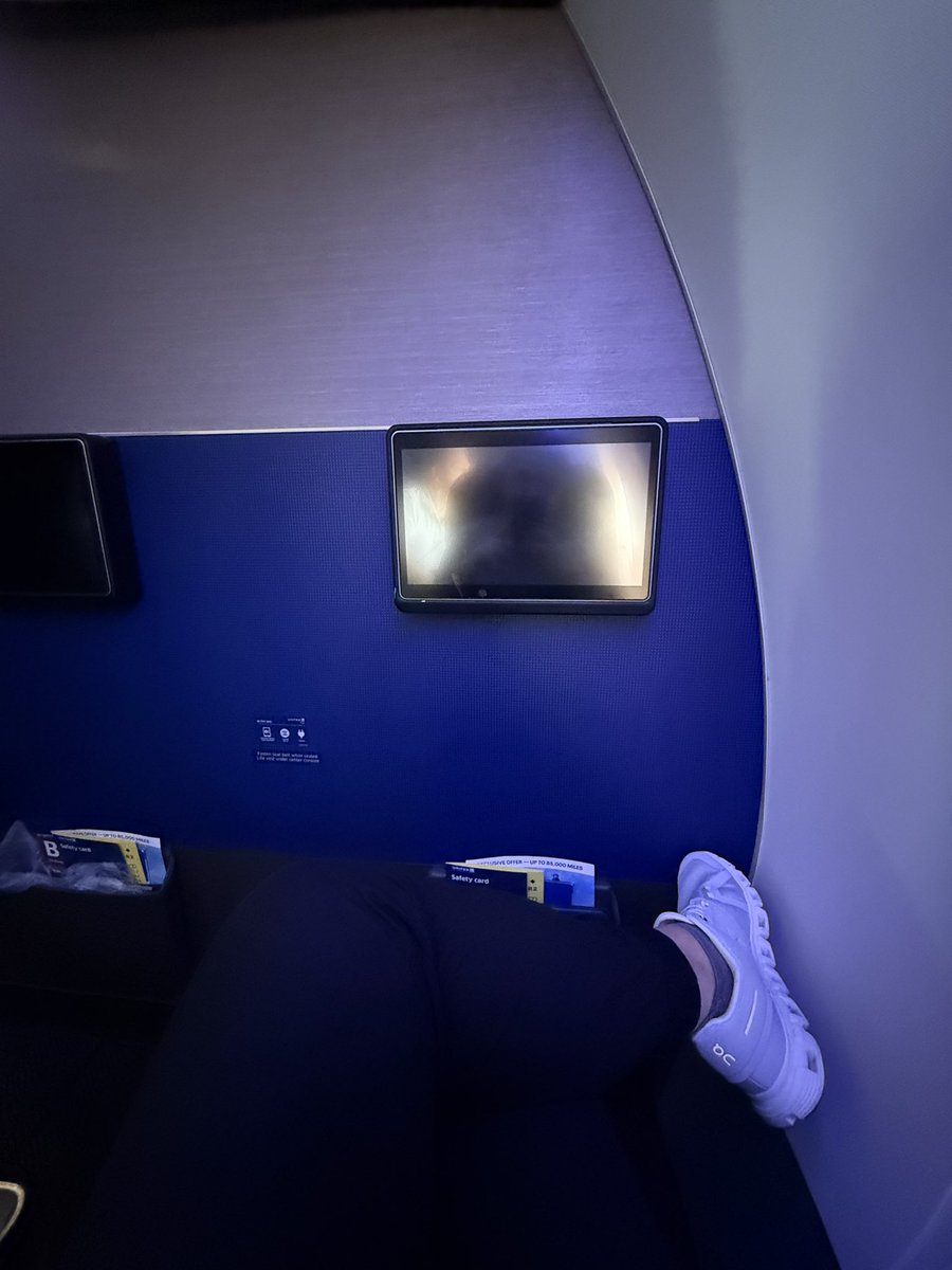 Quite a shame that the IFE is not working on flight UA1087 <a href="/united/">United Airlines</a> and it is a 5 hour flight. 

Where is my map to see where I am? 😭