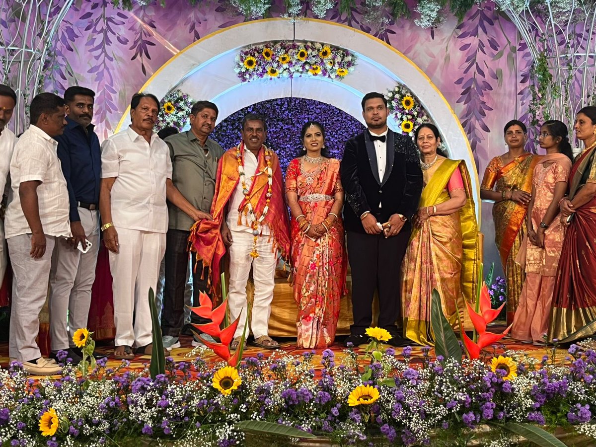 ஓசூர் மாநகராட்சிக்குட்பட்ட தோழரின் இல்ல திருமண நிகழ்ச்சி ஹோட்டல் ஹில்ஸ்ல் நடைபெற்றது. இந்நிகழ்வில் கலந்து கொண்டு மணமக்களை வாழ்த்தினேன். மணமக்கள் இருவருக்கும் ஓசூர் மாநகர மேற்கு பகுதி திராவிட முன்னேற்றக் கழகத்தின் சார்பாக  மனமார்ந்த நல்வாழ்த்துகள்.
<a href="/mkstalin/">M.K.Stalin - தமிழ்நாட்டை தலைகுனிய விடமாட்டேன்</a> | <a href="/Udhaystalin/">Udhay - தமிழ்நாட்டை தலைகுனிய விடமாட்டேன்</a>