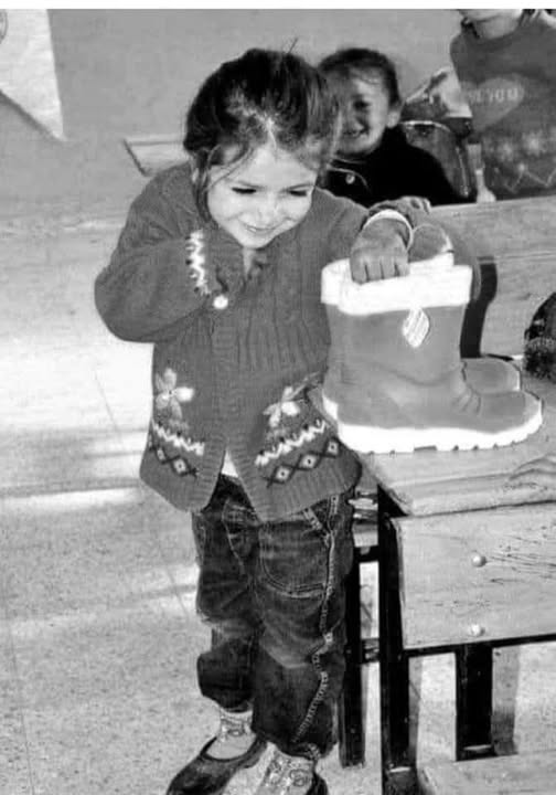 Dede38__'s tweet photo. ÇİZME HİKAYESİ
Bir okulda, bir öğretmen öğrencilerine,
kendileri seçtikleri bir konuda hikaye yazmalarını ister.
En güzel hikaye yazan öğrenciye bir çift
çizme hediye edecektir.
Bütün öğrenciler  hikayeleri yazar ve kağıtları öğretmenlerine verirler.
Öğretmen tek tek hikayeleri okur, hepsi birbirinden güzeldir.
Bir türlü en iyi olanı seçemez.
Bu olayı kura ile çözmeye karar verir.
Her öğrenci bir kâğıda kendi adını yazıp çizmenin içine atar. Atılan isimler karıştırıldıktan sonra bir tanesi çekilir. Öğretmen yüksek sesle, AYŞE diye okur okumaz, sınıfta büyük alkış kopar.
Kurayı Ayşe adında bir öğrenci kazanır.
Ayşe çizmelerine sarılarak mutluluk gözyaşı döker.
Eve gittiğinde öğretmen bu olayı ağlayarak eşine anlatmaya başlar.
Eşi de:"Tamam der, bak ne güzel çözüm bulmuşsun, niye ağlıyorsun ki?"
Öğretmen anlatmaya devam eder.
Hiçbir öğrenci kendi adını yazmamış.
Sınıftaki en yoksul arkadaşları Ayşe'nin
adını yazmışlar.
Çizmeleri onun kazanmasını istemişler.
Dünyada böyle güzel kalpli , merhametli, yardımsever çocukların çoğalması umuduyla,
Alıntı