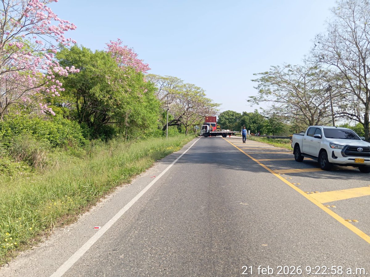 aucaribe's tweet photo. #AutoCaribeInforma #EstadoDeLaVía | Cierre total de la calzada a la altura del municipio de Sabanalarga (PR79+450 RN 9006) por volcamiento de tractocamión y derrame de combustible. El cierre tomará 3 horas mientras se adelantan labores de trasiego del combustible. 
@numeral767 https://t.co/8x3fV8g6HC