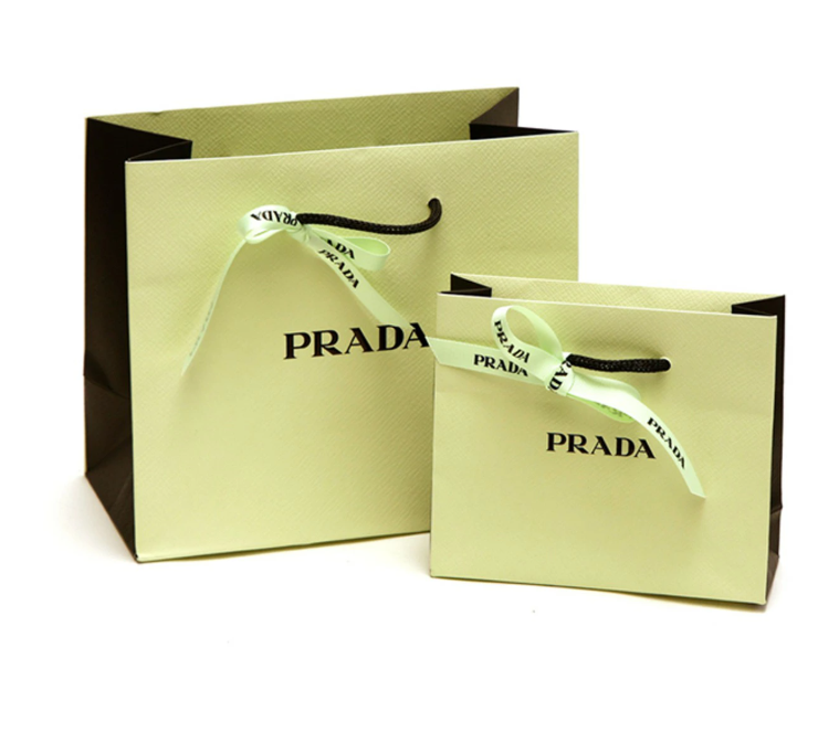 manatsu_beauty's tweet photo. PRADAのハンドクリーム、名入れできるって特別感エグいって。
ただ可愛いだけじゃなくてその人だけの一本になるのが刺さる。この前友達にプレゼントしたんだけど想像以上に喜んでくれて、これ選んだ自分ほめたい。 https://t.co/OHvcUOpQav