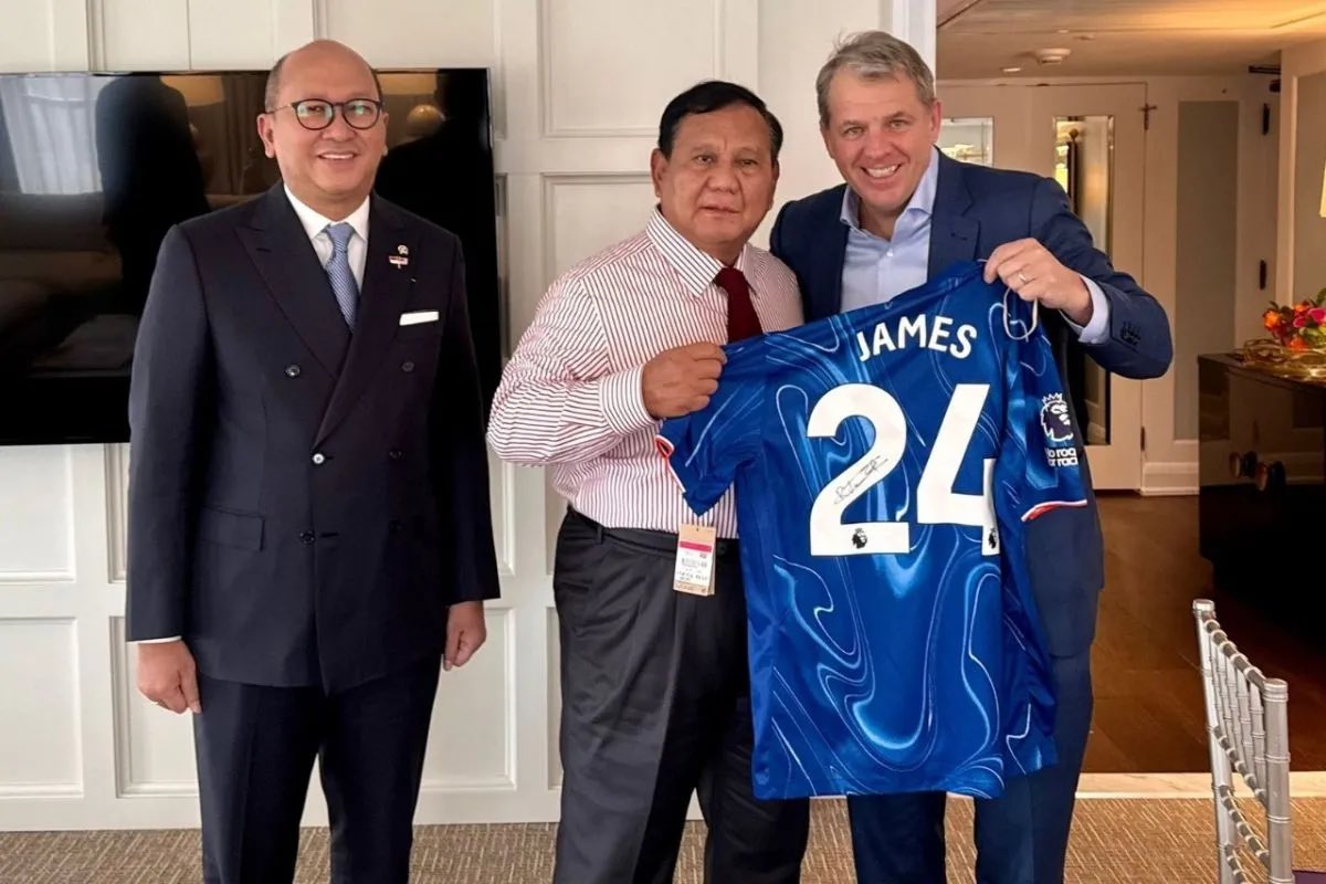 🇮🇩 Indonesian President Prabowo Subianto received a home jersey for Chelsea, signed by team captain Reece James, presented by co-owner Todd L. Boehly in Washington, D.C., United States, on Friday. (via <a href="/antaranews/">antaranews.com</a>)