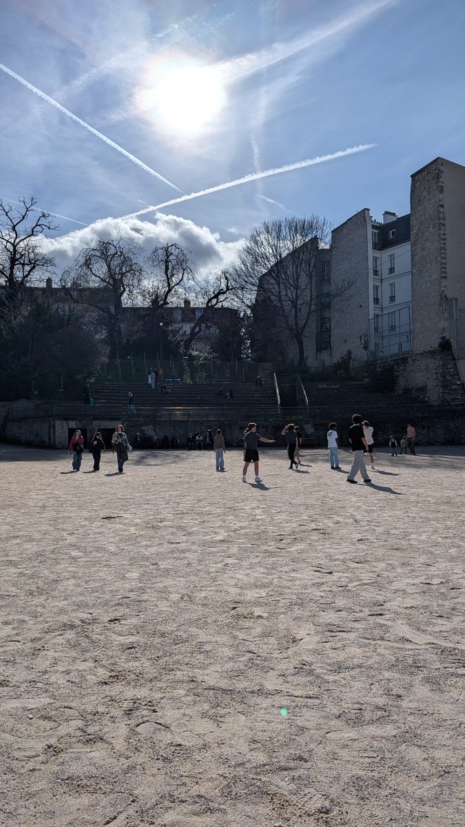On commence les vacances avec un beau ciel bleu et 15°C, je suis : heureux