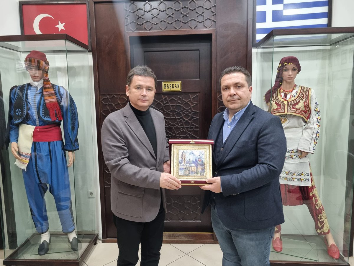 erkanecz's tweet photo. Gümülcine Türk Gençler Birliği Başkanı Sedat Hasan’ı ziyaret ettik. Batı Trakya’daki Türk gençlerinin eğitiminden sosyal yaşamına kadar pek çok önemli konuyu ve ihtiyaçlarını ele aldık. Misafirperverliği ve değerli paylaşımları için teşekkür ederim. https://t.co/zLgFgH3WBR