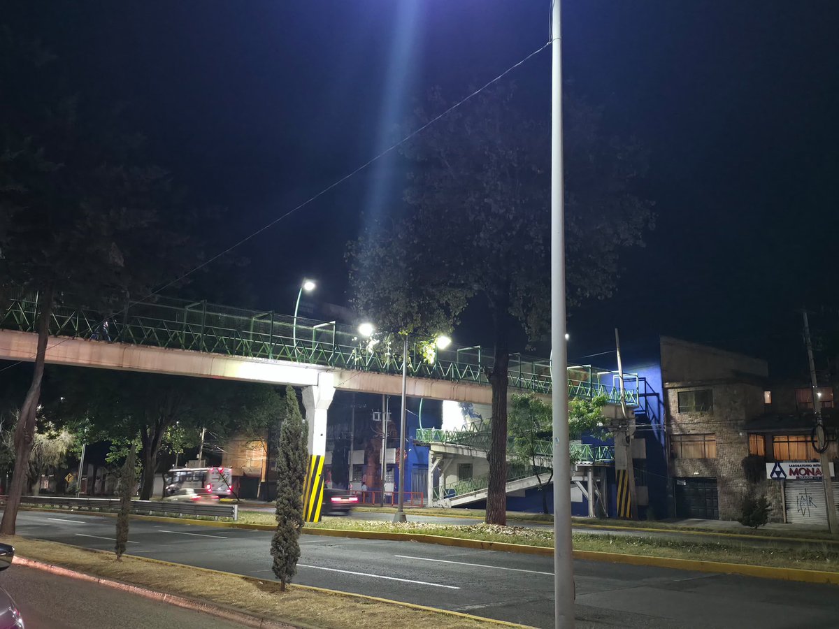¡Las obras de mejora en las inmediaciones de la UAEMéx ya superan el 80 % de avance! 

Ayer por la noche supervisé la instalación de luminarias, en compañía de los titulares de la <a href="/SEMOV_Edomex/">Secretaría de Movilidad GEM</a> y de la <a href="/jcedomex/">Junta de Caminos del Estado de México</a>. 

Estamos trabajando para que las mexiquenses, especialmente las