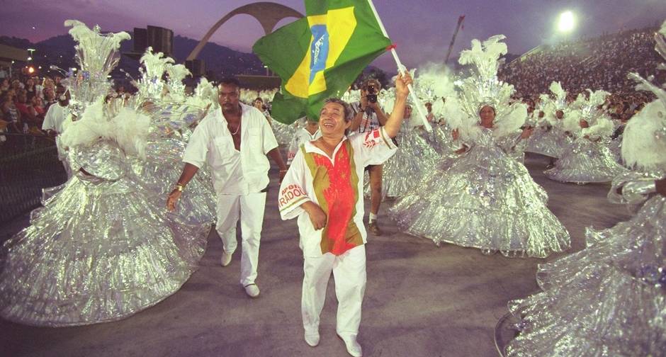 MemoViradouro's tweet photo. Hoje a Unidos do Viradouro volta a Marquês de Sapucaí para realizar o seu último cortejo no desfile das campeãs como campeã. 

A memória de hoje é do ano de 1997. O ano do primeiro título no carnaval carioca em que a escola foi a última desfilar com a faixa de campeã.

Ser campeão ao som de uma batida de funk foi diferente, né, Mestre Jorjão ? 

📹: YouTube/Rede Manchete
📸: Agência O Globo