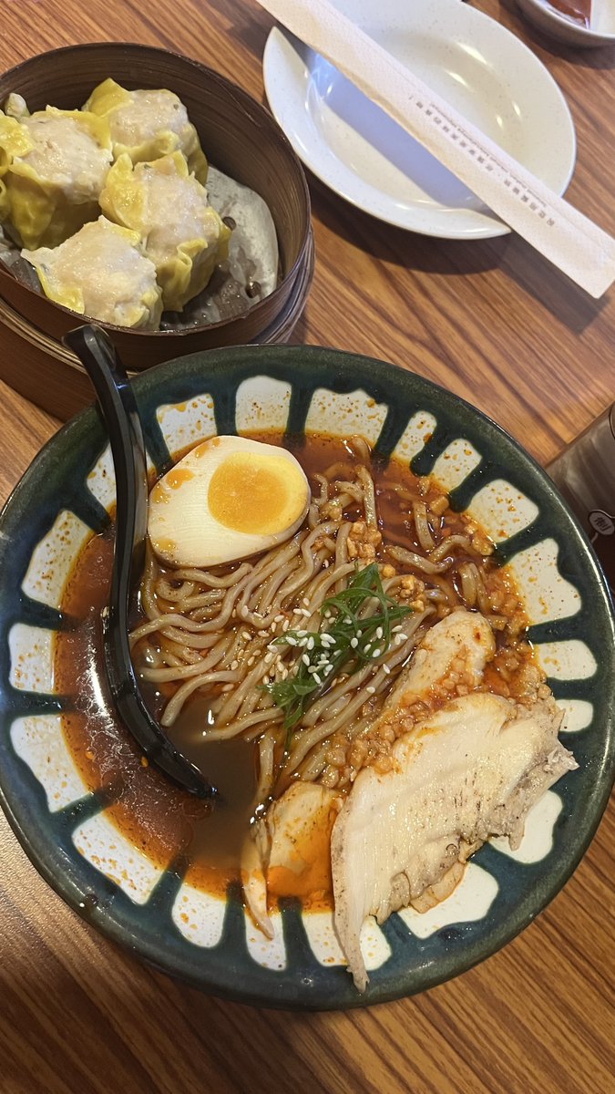 kenapa y, cuma chili oil aja yang disediain di meja. gwejh mau nambah minyak bawangnya juga pls 😭