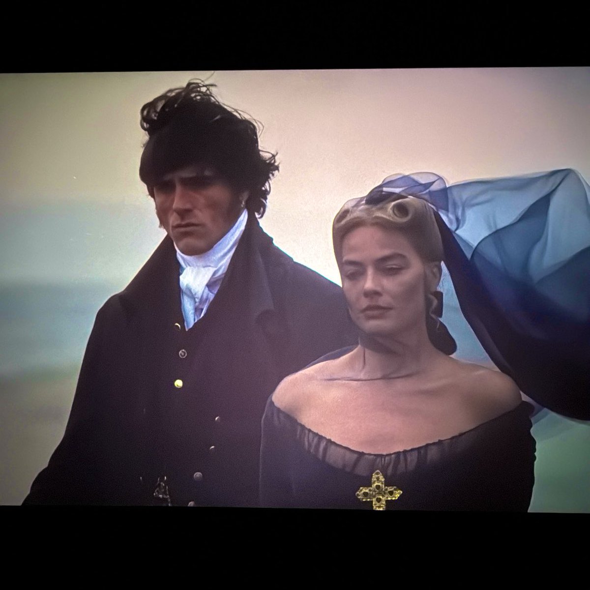 10/10 hafta sonu aktivitesi. Termosuma Bacardi’mi doldurdum ve kendimi bir İngiliz edebiyat klasiği olan Uğultulu Tepeler’in sinema uyarlamasının kollarına bıraktım. Rüzgarın savurduğu fundalıklar eşliğinde içimde eski bir ben uyandı: Dünyayı fazla ciddiye alan, aşkı sonsuz sanan