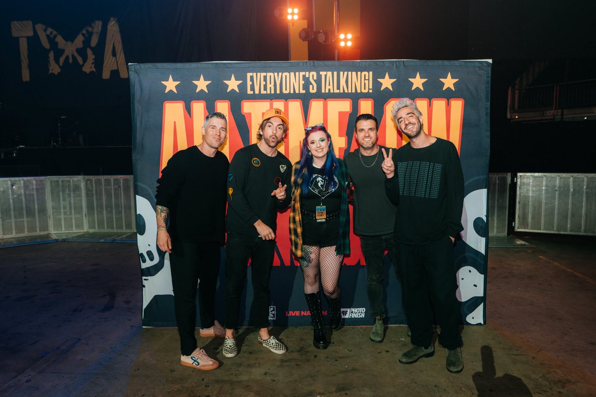 criticalvxins's tweet photo. Realising I never posted about this. I love this band more than anything. https://t.co/XyJTL2dTix