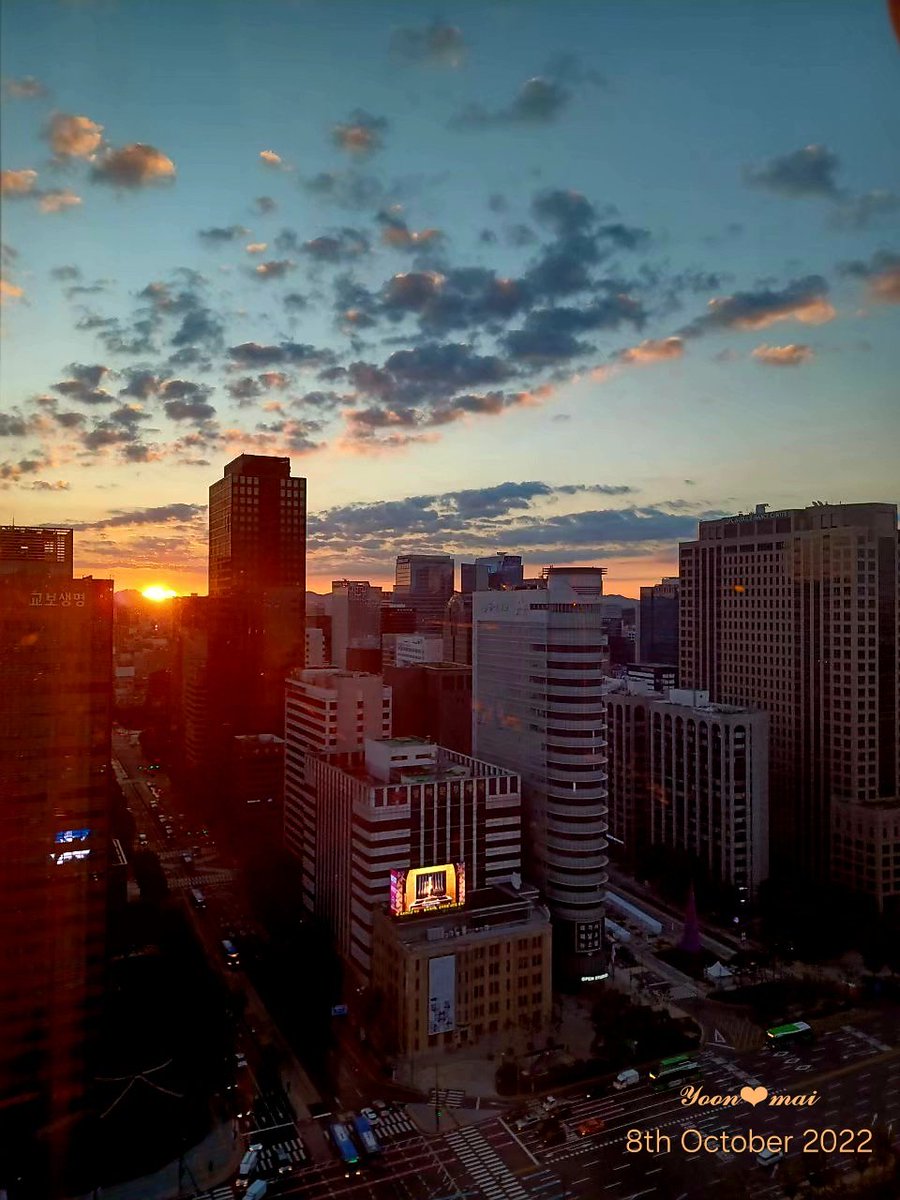 TMA2022の時に宿泊したのは
光化門広場入口のすぐ横のフォーシーズンズホテル

朝日が昇るのを静かに見つめた時間
景福宮までの道のり
Mikrokosmosを披露した慶会楼の美しさ
どれも大切な記憶

あの空間が７人の熱気で埋め尽くされるなんて胸が高鳴る

きっと世界中が息を呑む最高の夜になるんだろうな