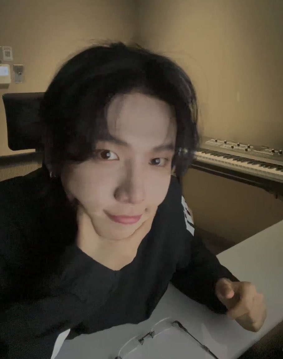 오늘 재현이 너무 내스탈 내취향이었어 ….. 🥹💞