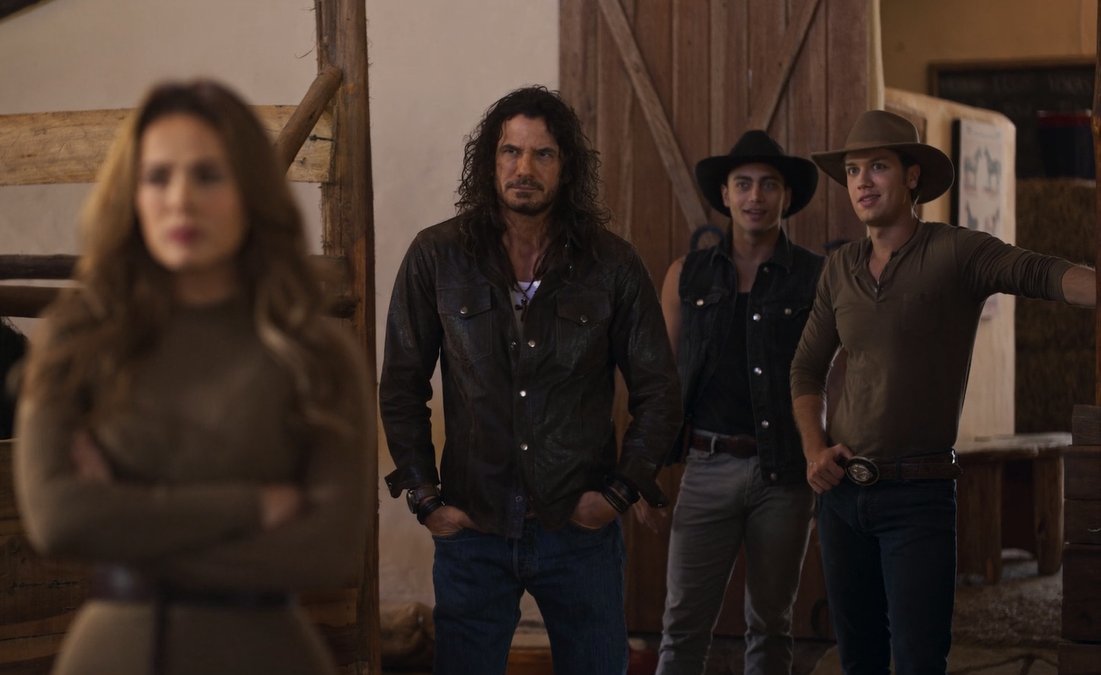 PasdeGavilanes's tweet photo. #PasiónDeGavilanes2 #PDG38 Rosario desvela ante todos que la joven con la que se está viendo Juan David es Muriel. https://t.co/Cp76vkP0cw